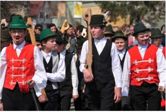 Festivalul “Împuşcatul cocoşului” de la Apaţa