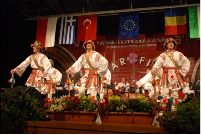 Festivalul International al Artelor din tarile vecine Romaniei si din Balcani „Garofita Pietrei Craiului”